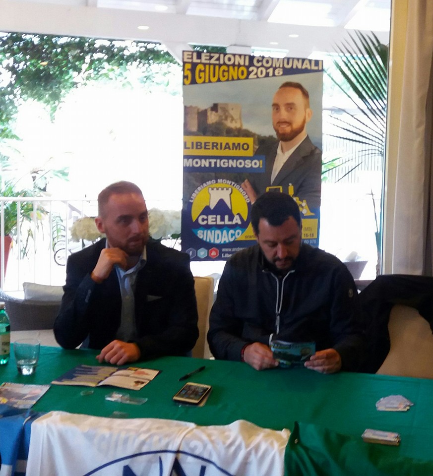 Salvini esamina il volantino di Cella Sindaco 